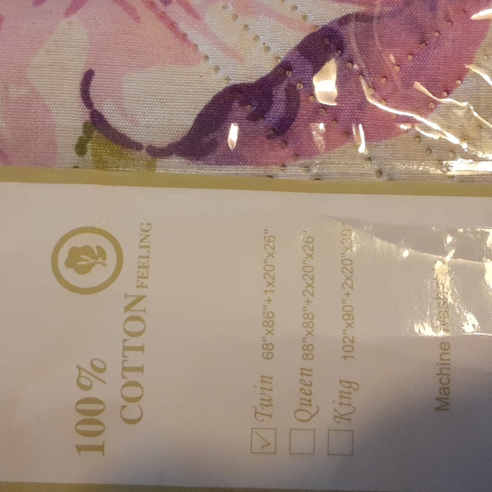 Like New! Twin quilt (68" x 86")  and pillow case (20" x 26") - Picture 2 of 5